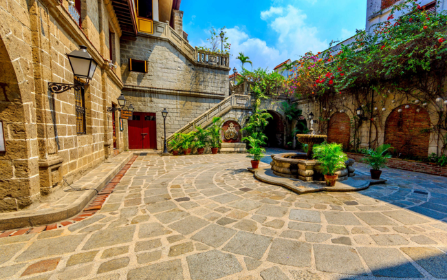The inner courtyard of Casa Manila with cobbled ground and a fountain